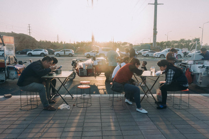 Công nhân thường ăn sáng, ăn tối tại quán ăn gần khu ký túc hay cổng nhà máy và ăn trưa tại căng tin của nhà máy.