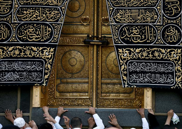 Những người Hồi giáo chạm tay vào ngôi nhà Kaaba tại Nhà thờ Hồi giáo ở Mecca, Ả Rập Xê Út, ngày 23/5.
