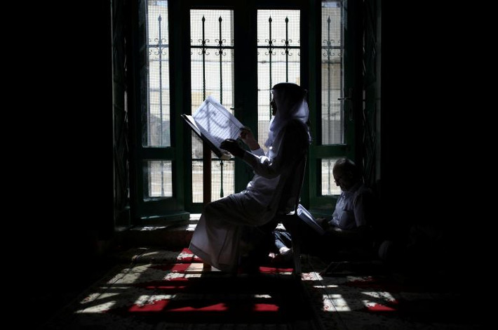Người dân Palestine đọc Kinh Koran trong Nhà thờ Hồi giáo al-Aqsa ở thành phố cổ Jerusalem ngày 21/5.