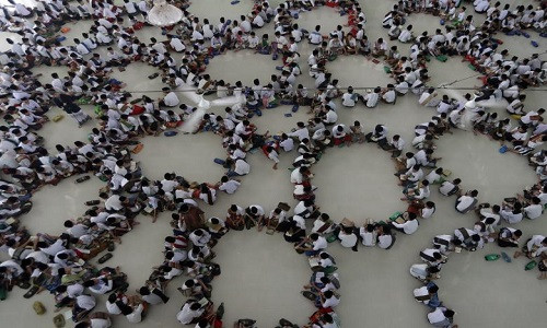 Sinh viên trường Pesantren Ar - Raudhatul Hasanah xếp thành các hình tròn khi đọc kinh Koran ở Medan, Indonesia, ngày 23/5.