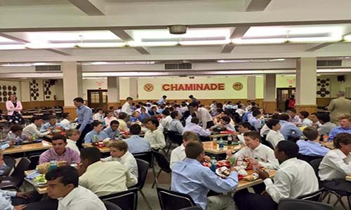Học phí một năm của ngôi trường đặc biệt này là 10.960 USD, mặc dù trường có hỗ trợ tài chính và học bổng cho học sinh.