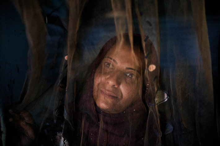 Yusra, 35 tuổi, ngồi trong trại tị nạn Al Fares ở thung lũng Bekaa. Cô rời Syria cùng chồng và đứa con 8 tháng tuổi năm 2011. “Ước mơ của tôi bây giờ là tìm được một công việc hành chính trong công ty nào đó. Tôi chỉ mong muốn con trai mình có tương lai tốt đẹp hơn”, Yusra chia sẻ.