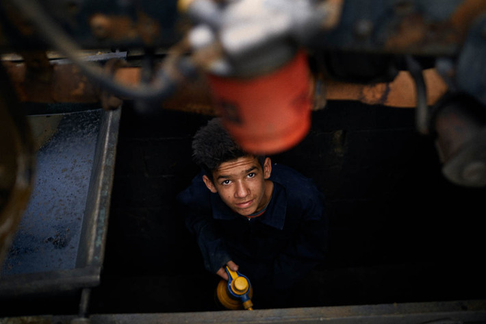Ahmad, 15 tuổi, làm việc tại một garage ô tô của người chú ở Bar Elias trong thung lũng Bekaa. Vào mùa hè, Ahmad sẽ phụ giúp chú rửa xe còn mùa đông, cậu sẽ được đi học.