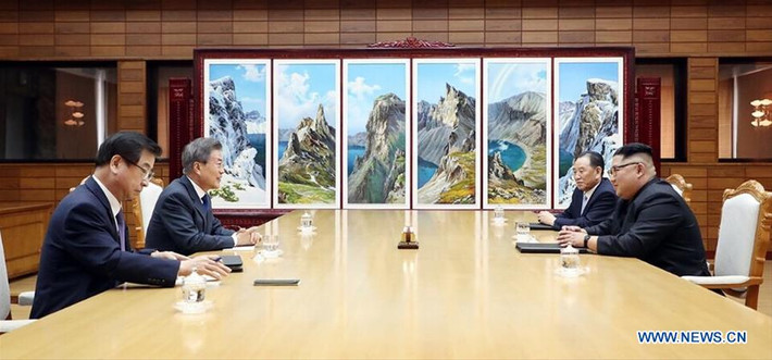 Tổng thống Hàn Quốc Moon Jae-in hội đàm với nhà lãnh đạo Triều Tiên Kim Jong-un tại làng đình chiến Bàn Môn Điếm ngày 26/5. Ảnh: THX.