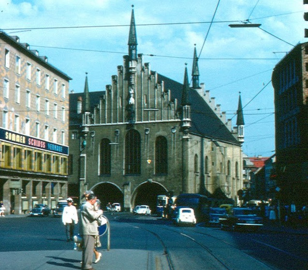 Còn đây là Tòa thị chính ở Munich, Đức, năm 1963. Mời độc giả xem video: Khám phá thủ đô Bình Nhưỡng, Triều Tiên (Nguồn: Koryotours)