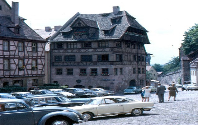 Rất nhiều ô tô lưu thông trên đường phố ở Nurnberg năm 1963.