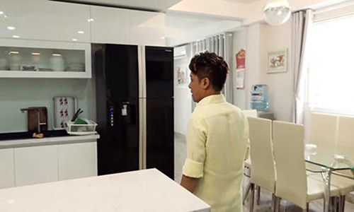Phòng ăn rộng rãi, sạch sẽ với gam màu trắng nhạt.