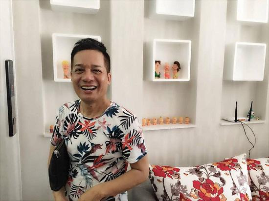 Ngôi nhà rộng rãi hơn 400m2 của Minh Nhí có lắp thang máy riêng, tọa lạc ở trung tâm Sài Gòn. Minh Nhí cho biết, anh mua ngôi nhà từ năm 2002, khi đó vẫn còn khá xập xệ. Diễn viên hài đã có 15 năm sinh sống tại đây và đầu tư nâng cấp khang trang từ giữa năm 2016.