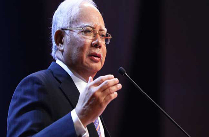 Ngày 2/4/2009, Quốc vương Malaysia chính thức chấp nhận đơn xin từ chức của Thủ tướng Abdullah Ahmad Badawi, dọn đường cho ông Najib lên nắm quyền lãnh đạo chính phủ. Lễ tuyên thệ nhậm chức của ông Najib diễn ra vào ngày 3/4/2009. Ảnh: Reuters.