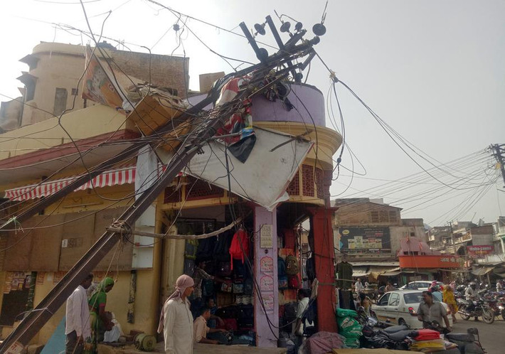 Cây cột điện bị đổ vì gió mạnh tại một khu chợ ở Alwar, bang Rajasthan, Ấn Độ, ngày 3/5/2018. Ảnh: Chinadaily.