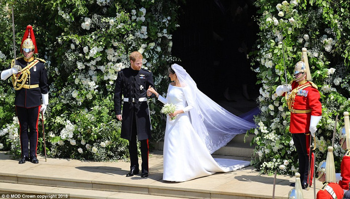 Sau khi kết thúc các nghi lễ trong Nhà nguyện St.George, Hoàng tử Harry và cô dâu Markle đã bước ra bên ngoài chào hỏi mọi người và chuẩn bị tham gia buổi lễ diễu hành kéo dài 25 phút xung quanh thị trấn Windsor. Ảnh: DM.