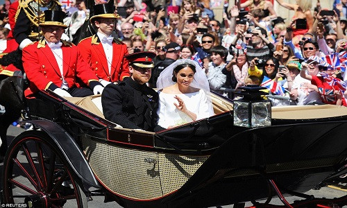 Ước tính, 100.000 người hâm mộ đã đứng hai bên đường ở thị trấn Windsor để chúc phúc cho Hoàng gia Harry và Công nương Markle. Ảnh: Reuters.