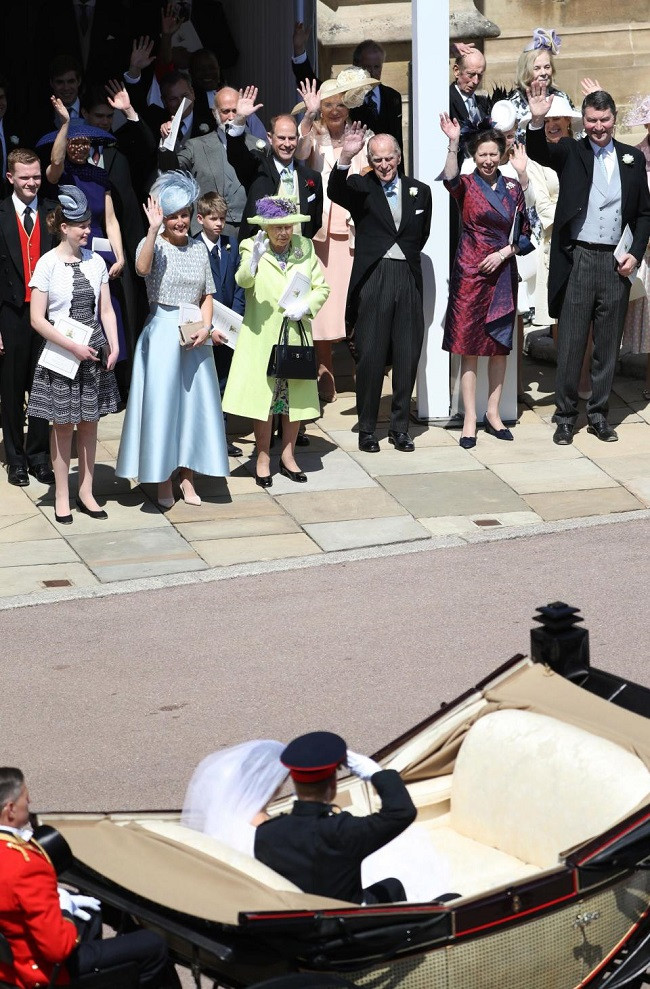 Nữ hoàng Anh Elizabeth II cùng chồng là Hoàng thân Philip và mọi người đứng bên đường vẫy tay chào vợ chồng Hoàng tử Harry. Ảnh: DM.