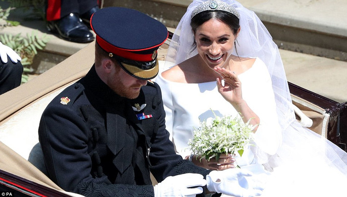 Sau đó, vợ chồng Hoàng tử Harry lên cỗ xe ngựa Ascot Landau để chào hỏi người dân và các quan khách. Ảnh: PA.