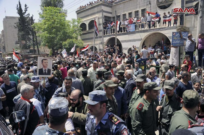 Cùng lúc, các đơn vị pháo binh và tên lửa của Quân đội Syria dồn dập oanh kích căn cứ của IS ở Hajar al-Aswad và Trại Yarmouk. Ảnh: SANA. Mời độc giả xem thêm video: Quân đội Syria giành lại căn cứ quân sự gần Damascus (Nguồn: VTC14)