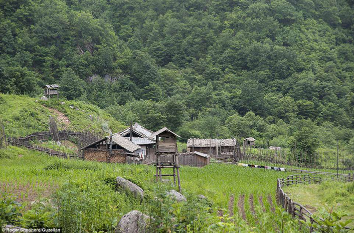 Ngôi làng trong thung lũng dẫn lên núi Huisa-bong ở Deokseong, tỉnh Hamkyongnam-do.