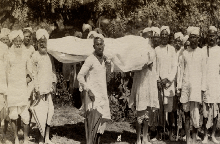 Theo truyền thống, mọi người sẽ mặc đồ màu trắng trong đám tang của người Hindu tại Ấn Độ.