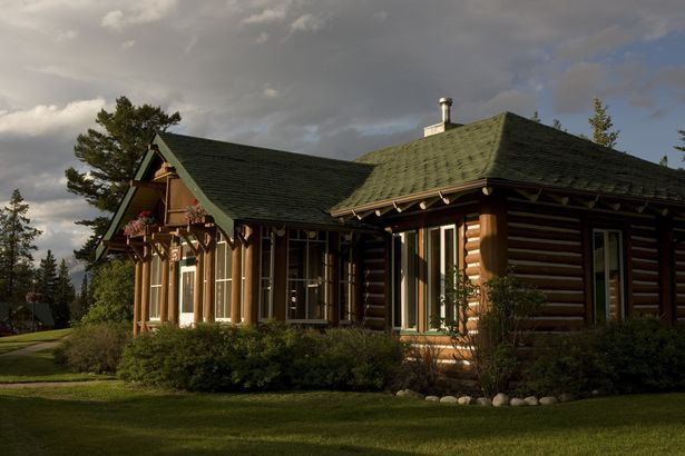 Cabin này có diện tích hơn 500 m2 còn được biết đến với biệt danh “nơi ở hoàng gia” bởi nhiều vị khách Hoàng gia, trong đó có Nữ hoàng Anh Elizabeth II và Hoàng thân Philip, từng ở đây.