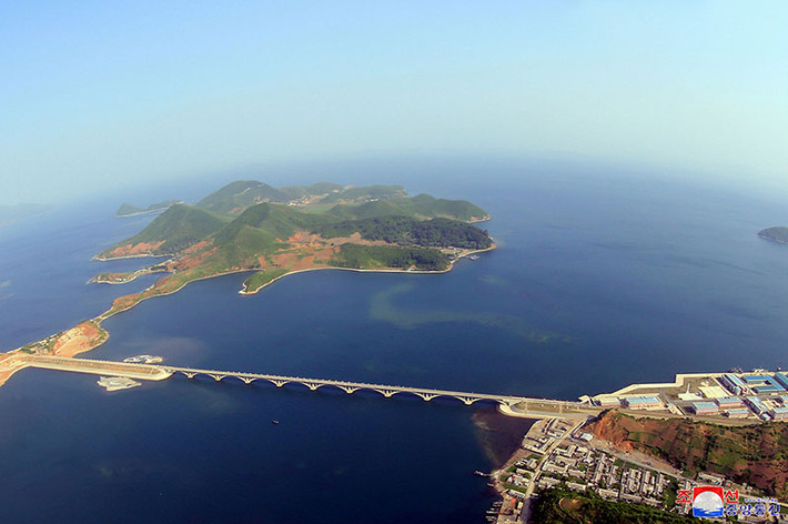 Cây cầu đường sắt mới xây của Triều Tiên. (Ảnh: KCNA)