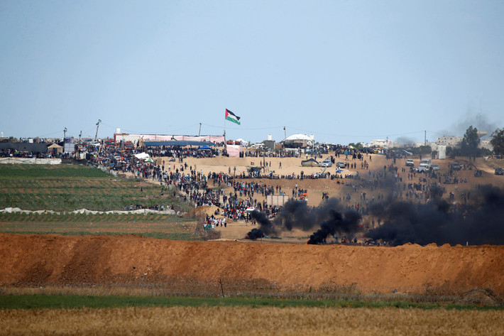 Theo hãng thông tấn Reuters dẫn lời các quan chức y tế Palestine cho biết, các lực lượng an ninh Israel đã bắn chết hơn 40 Palestine và làm hơn 500 người khác bị thương tại Dải Gaza. Ảnh: Reuters.