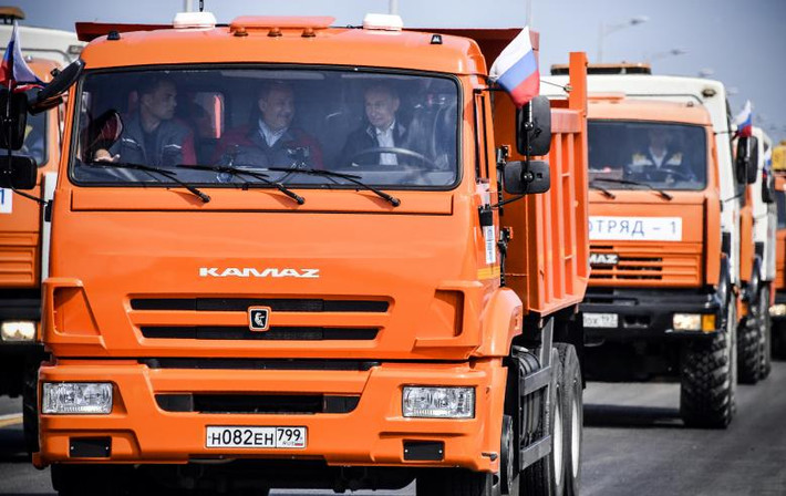 Đích thân Tổng thống Putin đã điều khiển chiếc xe tải Kamaz qua cây cầu nối đất liền Nga với bán đảo Crimea này trong lễ khánh thành hôm 15/5.