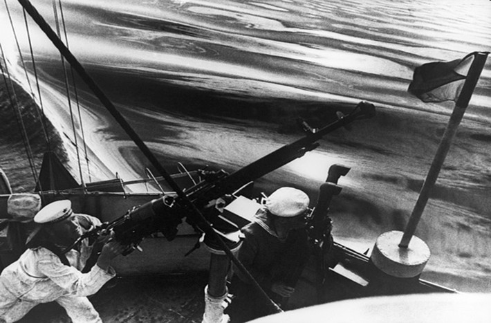 Các thủy thủ Hạm đội Biển Đen quan sát máy bay của kẻ địch năm 1942.