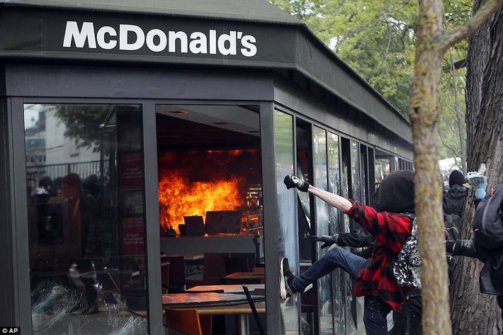 Một cửa hàng McDonald bị đập phá và ném bom xăng ở trung tâm thủ đô Paris ngày 1/5.