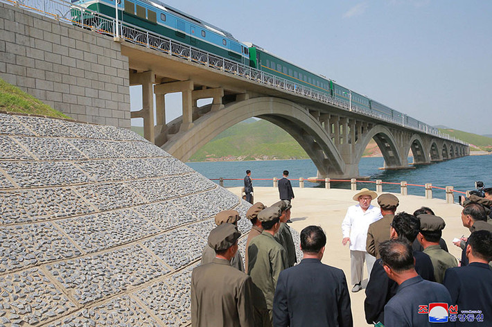 Nhà lãnh đạo Triều Tiên Kim Jong-un thị sát cây cầu đường sắt mới xây. (Ảnh: KCNA)