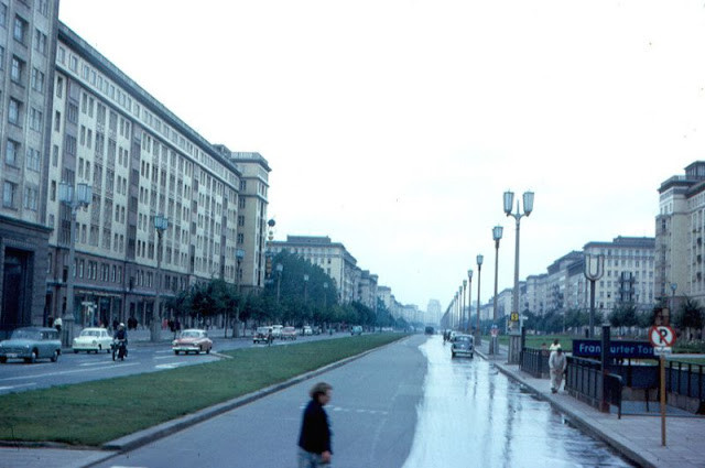 Đại lộ Karl-Marx-Allee ở Đông Berlin hàng chục năm về trước.