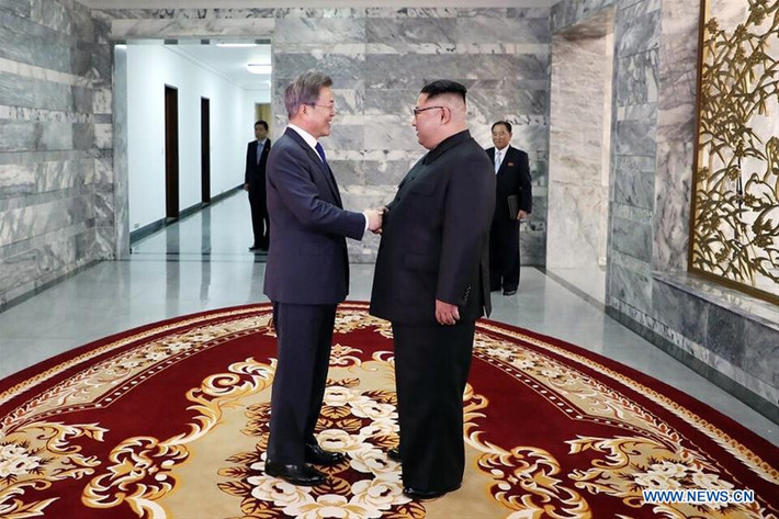 Đây là cuộc gặp lần thứ hai của Tổng thống Moon và nhà lãnh đạo Kim tại Bàn Môn Điểm chỉ trong vòng một tháng qua. Cuộc gặp lần này kéo dài hai tiếng đồng hồ, từ 15h đến 17h ngày 26/5 (giờ địa phương). Ảnh: THX.