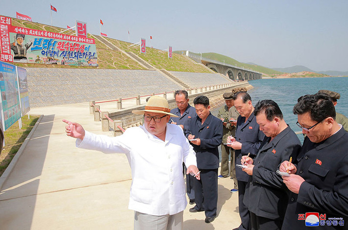 Ông Kim Jong-un ca ngợi nỗ lực vượt mọi khó khăn của những người tham gia quá trình xây dựng cây cầu này trong thời gian nhanh nhất. (Ảnh: KCNA)
