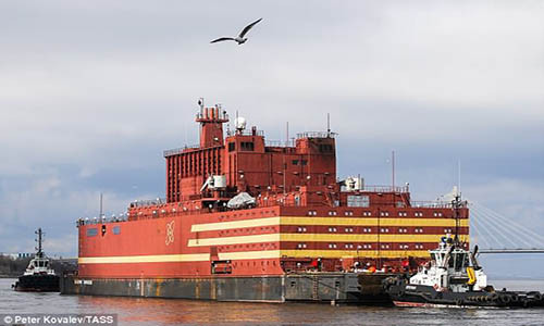 Tàu Akademik Lomonosov, chở hai lò phản ứng hạt nhân, được xây dựng với tổng kinh phí 94 triệu USD.