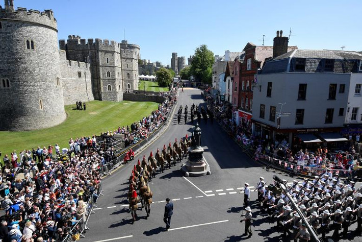 Ngày 17/5, hàng trăm sĩ quan quân đội đã tham gia diễu hành qua Lâu đài Windsor trong buổi tổng duyệt để chuẩn bị cho đám cưới của cặp đôi Harry-Markle. Ảnh: Reuters.