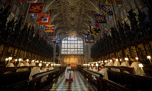 Buổi tổng duyệt của dàn hợp xướng trong nhà thờ St.George của Lâu đài Windsor. Họ sẽ biểu diễn trong đám cưới Hoàng gia của Hoàng tử Harry và cô dâu Meghan Markle diễn ra vào ngày 19/5. Ảnh: Reuters.