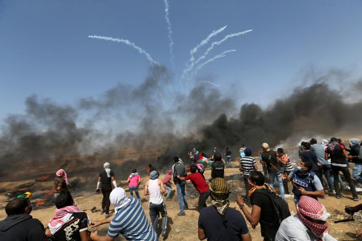Lực lượng an ninh Israel ném lựu đạn hơi cay về phía đám đông người biểu tình Palestine tại khu vực biên giới Israel-Gaza.