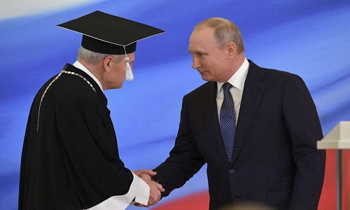 Ngay sau khi ông Putin đọc xong lời tuyên thệ, Chủ tịch Tòa án Hiến pháp Valery Zorkin tuyên bố ông Putin chính thức trở thành Tổng thống Liên bang Nga nhiệm kỳ 6 năm tới. Ảnh: Tổng thống Putin bắt tay Chủ tịch Zorkin (trái) trong buổi lễ nhậm chức tại Điện Kremlin ngày 7/5. Ảnh: AP.