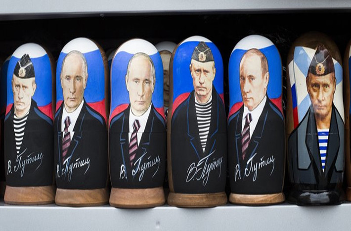 Búp bê gỗ matryoshka in hình Tổng thống Vladimir Putin tại một quầy lưu niệm ở Moscow. Hôm 7/5, ông Putin chính thức bước vào nhiệm kỳ tổng thống thứ tư sau lễ tuyên thệ nhậm chức ở Điện Kremlin.