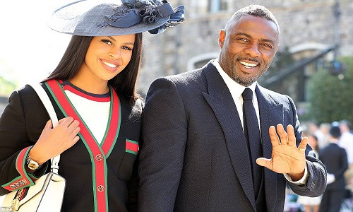 Diễn viên Idris Elba và hôn thê, Sabrina Dhowre, tay trong tay đến nhà nguyện St. George để chúc phúc cho cặp đôi Hoàng gia Harry-Markle.