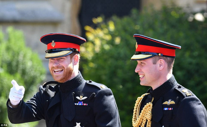 Hoàng tử Harry đi cùng anh trai, Hoàng tử William, tới Lâu đài Windsor để chuẩn bị cho hôn lễ. Anh đã đã chọn bộ quân phục cho ngày trọng đại hôm nay.