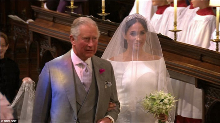 Trước đó, Thái tử Charles, cha của Hoàng tử Harry, đã cầm tay con dâu Meghan Markle vào lễ đường nhà nguyện Thánh George, nơi Hoàng tử Harry đứng chờ.