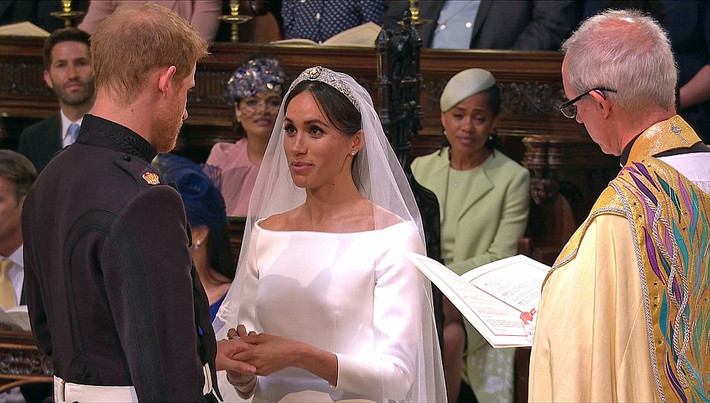 Hoàng tử Harry và cô dâu xúc động khi Tổng Giám mục Justin Welby nói: "Ta tuyên bố hai con giờ đây là vợ chồng".