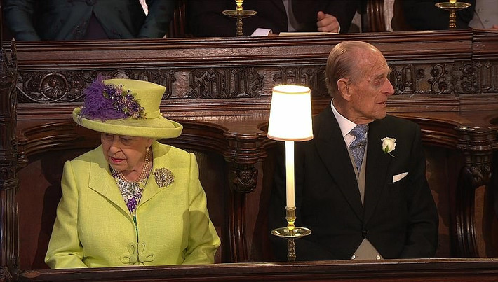 Nữ hoàng Anh Elizabeth II ngồi cạnh Hoàng thân Philip trong đám cưới Hoàng gia của cháu nội.
