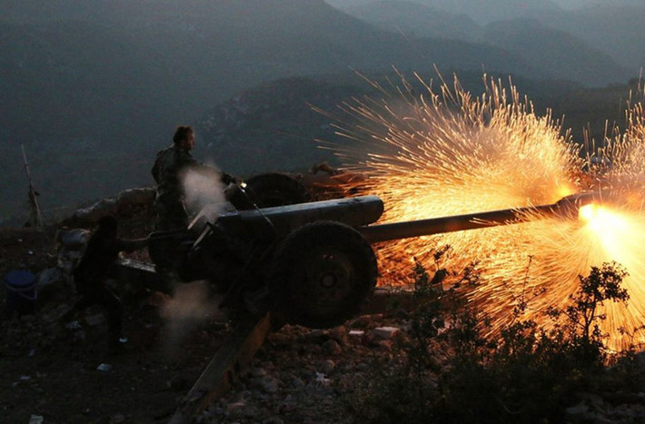 Trong khi đó, Al Masdar News dẫn một nguồn tin quân sự ở Latakia cho hay, Quân đội Syria đã tiến hành các cuộc pháo kích dữ dội và cố gắng “đuổi” Quân đội Thổ Nhĩ Kỳ ra khỏi tỉnh này. Ảnh: AMN.