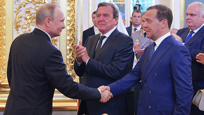 Được biết, sau khi chính thức nhậm chức nhiệm kỳ thứ 4, Tổng thống Putin đã đề cử ông Dmitry Medvedev tiếp tục đảm nhận vị trí Thủ tướng. Ảnh: Tổng thống Putin bắt tay ông Medvedev (phải) hôm 7/5. Ảnh: Reuters.