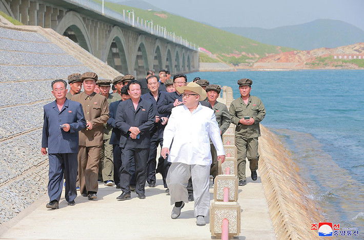 Tháp tùng ông Kim Jong-un có các quan chức cao cấp của Đảng Lao động Triều Tiên là Kim Yong-su và Jo Yong-won. (Ảnh: KCNA)