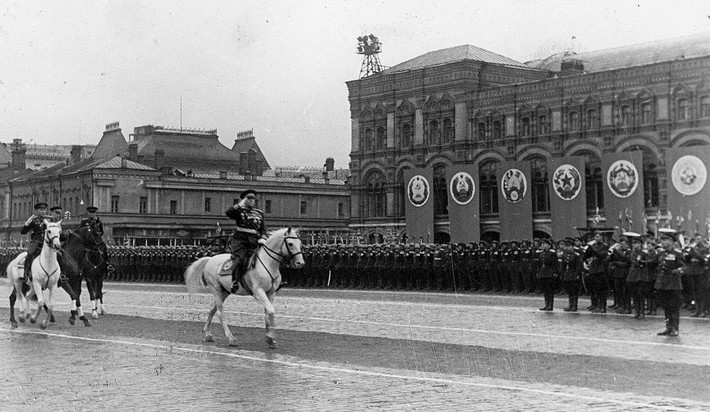 Joseph Stalin định cưỡi ngựa tham gia lễ duyệt binh Ngày Chiến thắng đầu tiên này, nhưng ông bị ngã ngựa nên quyết định từ bỏ ý tưởng nói trên – Nguyên soái Georgy Zhukov với tài cưỡi ngựa thực hiện nghi thức này. (Ảnh: GI)
