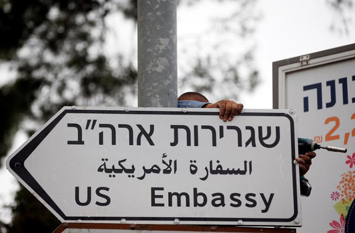 Tấm biển chỉ dẫn đường đi vào Đại sứ quán Mỹ ở Jerusalem. Ảnh: Reuters.