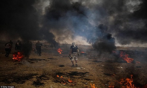 Người biểu tình Palestine đốt lốp xe trong cuộc đụng độ ở Dải Gaza.