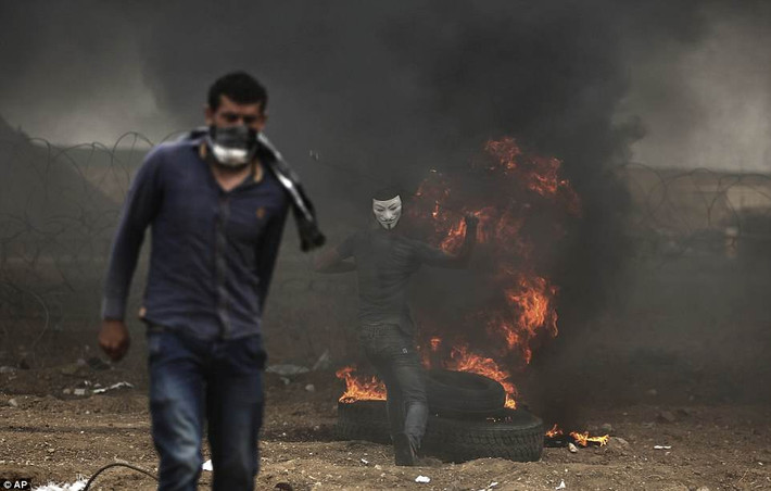 Khói đen mù mịt khi người biểu tình Palestine đốt lốp xe.