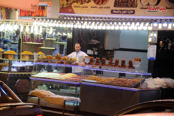 Năm nay, người dân Damascus tấp nập đi mua sắm trong tháng lễ Ramadan khi lực lượng khủng bố đã bị xóa sổ hoàn toàn ở thủ đô Damascus cũng như các vùng phụ cận. Ảnh: SANA.